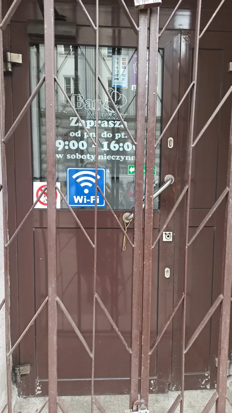 Drzwi wejściowe baru