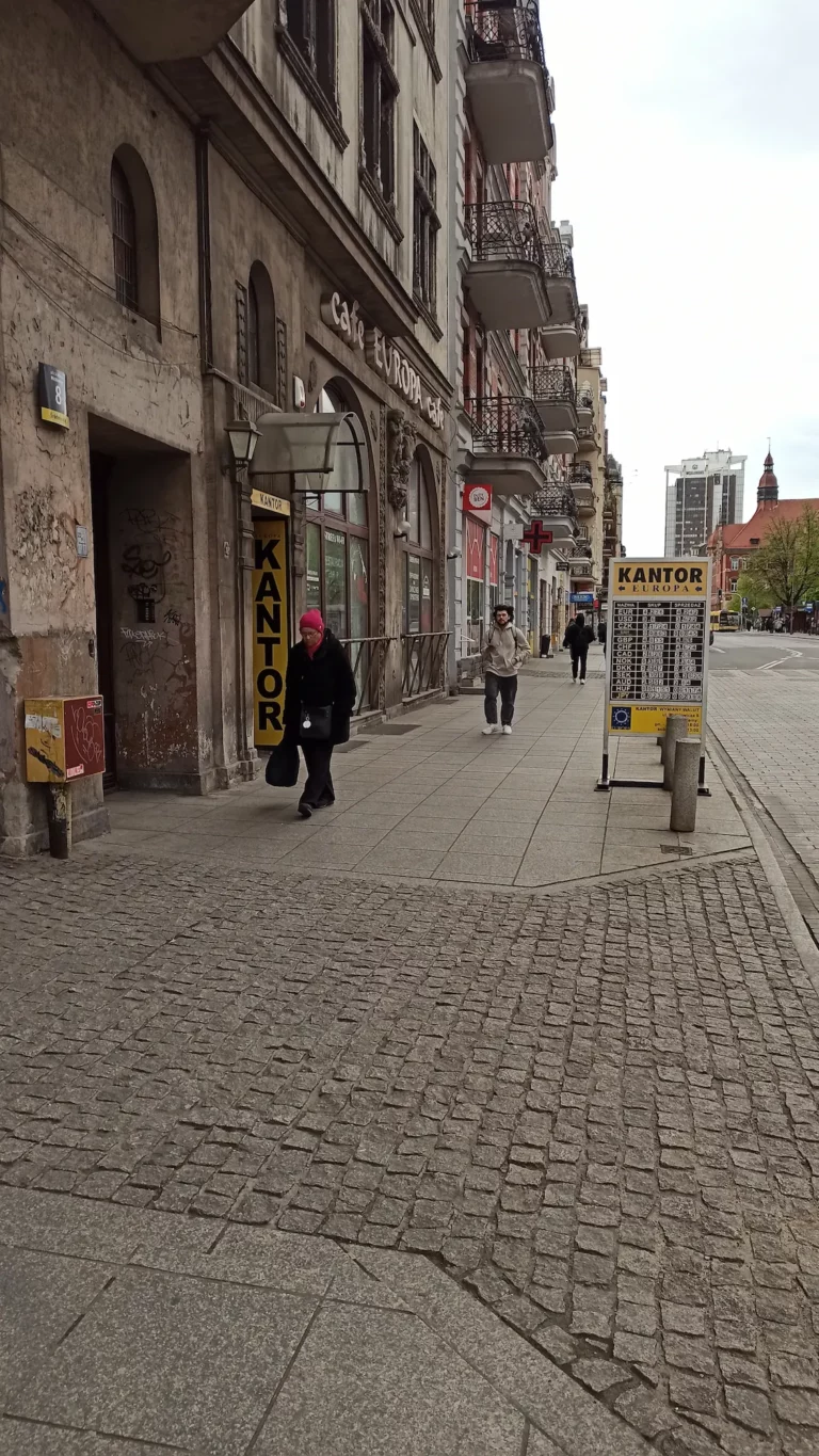 Widok ulicy przy barze