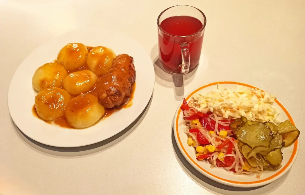 Rolada z kluskami, sałatki, kompot