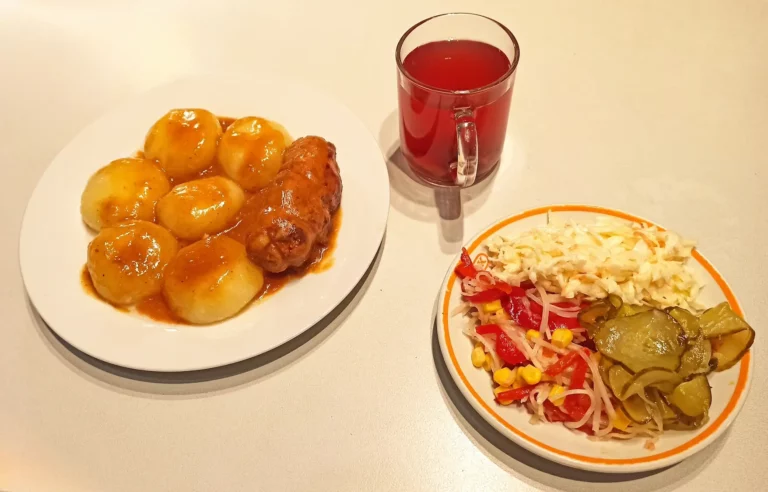 Rolada z kluskami, sałatki, kompot