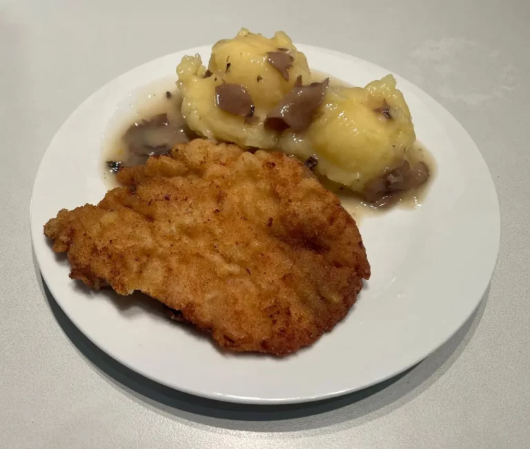 Kotlet z ziemniakami i sosem
