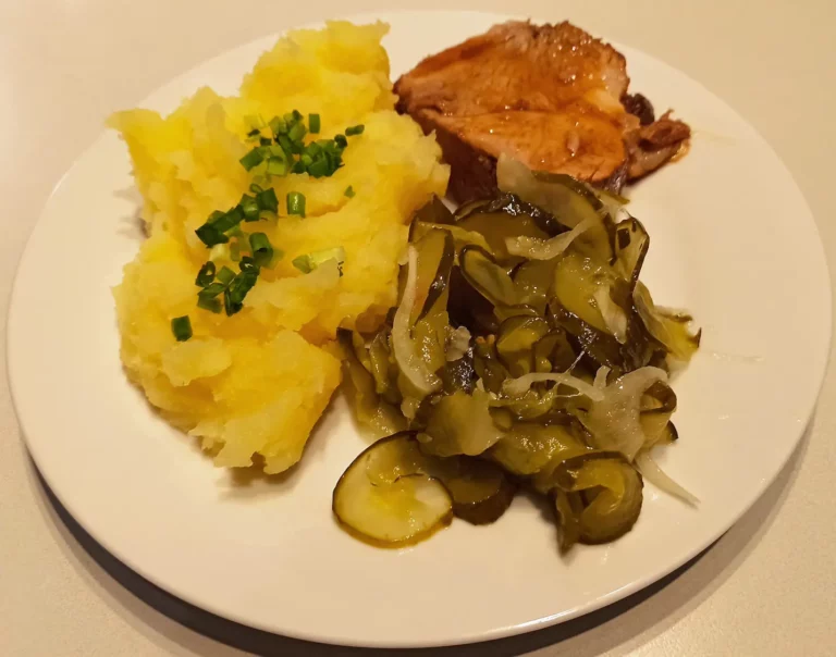 Pieczeń. ziemniaki, sałatka z ogórków